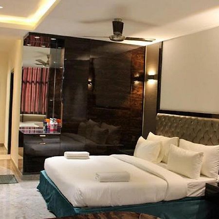 Hotel Aman Palace Нью-Дели Экстерьер фото