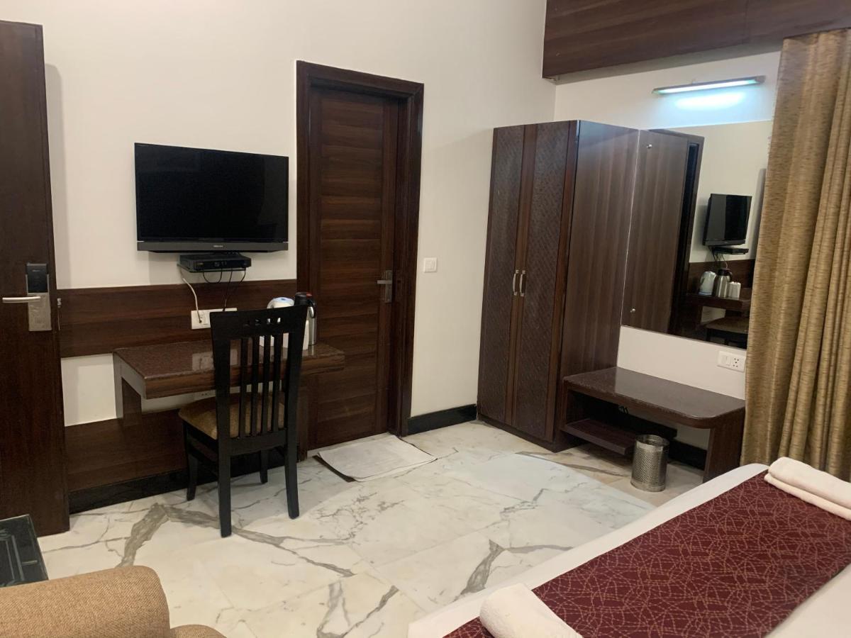 Hotel Aman Palace Нью-Дели Экстерьер фото