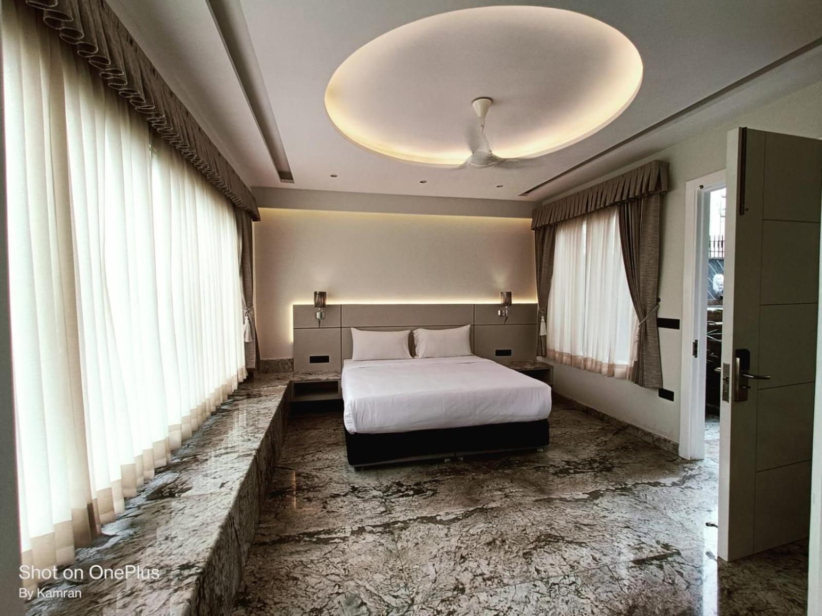 Hotel Aman Palace Нью-Дели Экстерьер фото